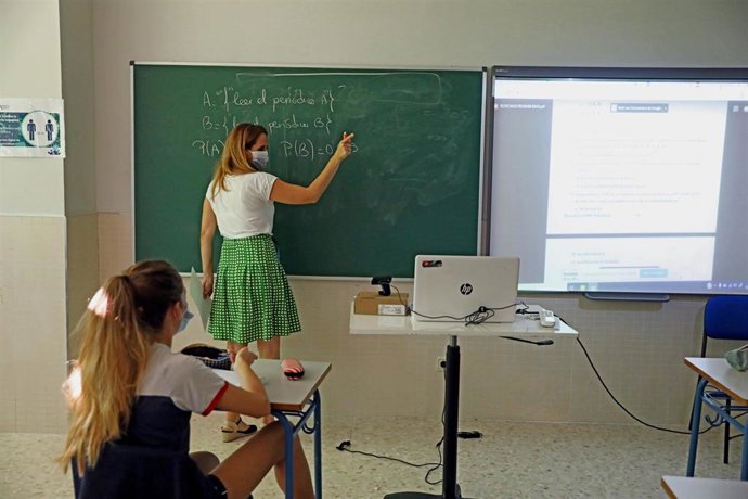 Archivo - Una alumna atiende durante una clase en una imagen de archivo