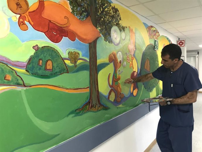 Archivo - Paredes de la planta de pediatría de un hospital decorada para los niños en una imagen de archivo