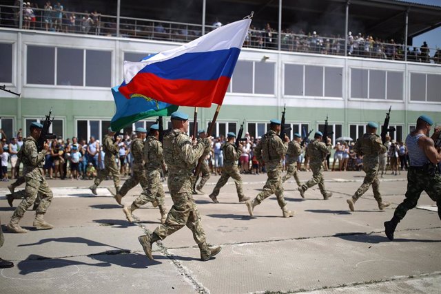 Militares rusos en un desfile