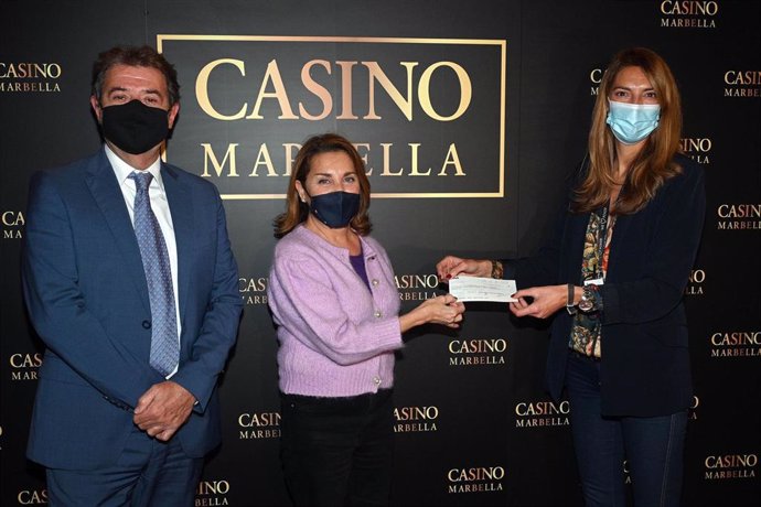 Casino Marbella entrega al Ayuntamiento 6.500 euros de las fichas extraviadas que destinará a familias desfavorecidas