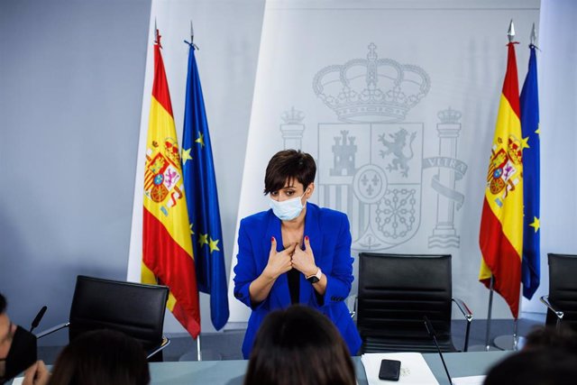 La ministra portavoz, Isabel Rodríguez, conversa con los periodistras tras una comparecencia posterior a la reunión del Consejo de Ministros en Moncloa, a 15 de febrero de 2022.
