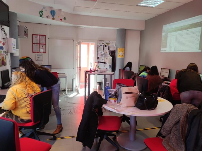 La Diputación desarrolla el curso 'Conéctate' para mejorar las competencias digitales en la Cuenca Minera.