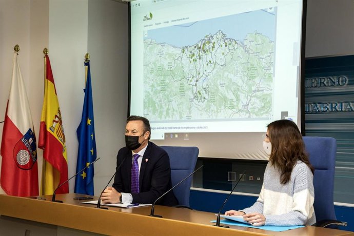 El Consejero De Desarrollo Rural, Ganadería, Pesca, Alimentación Y Medio Ambiente, Guillermo Blanco, Presenta, Y La Técnico De La Red Cambera, Ana Gracia, Presentan Los Resultados Del 'Proyecto Ríos 2021'