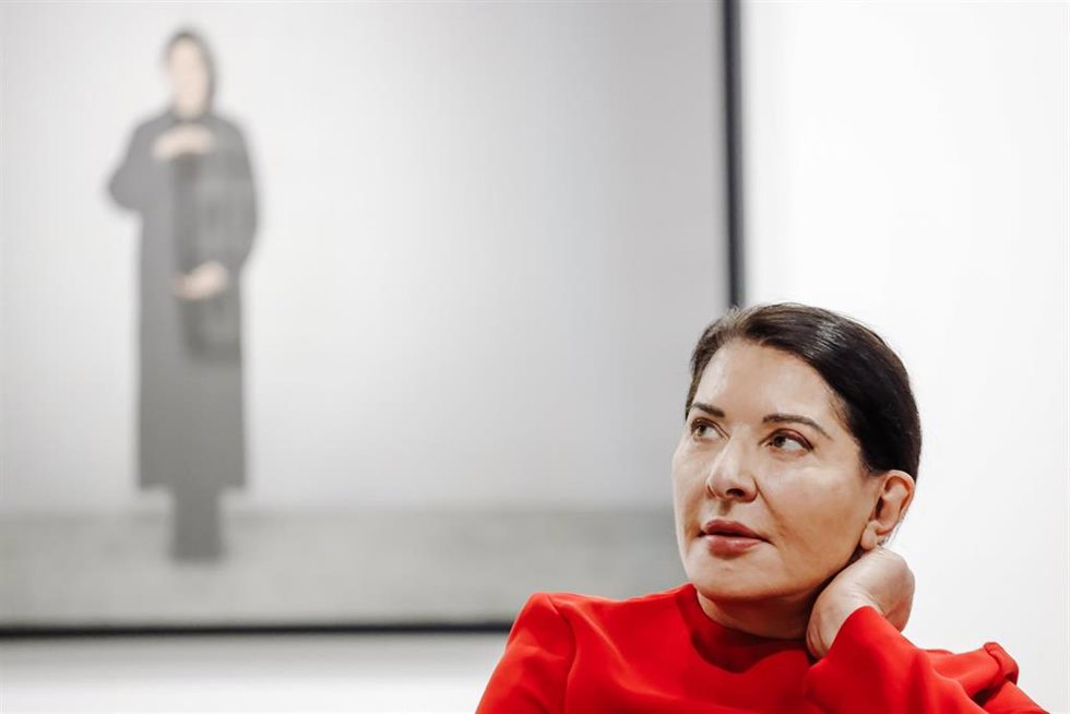 La artista Marina Abramovic, interviene en la presentación de su exposición Portrait as biography', en Bernal Espacio en la Nave Sánchez-Ubiría, a 15 de febrero de 2022, en Madrid (España). La muestra, la primera individual de la artista desde hace una