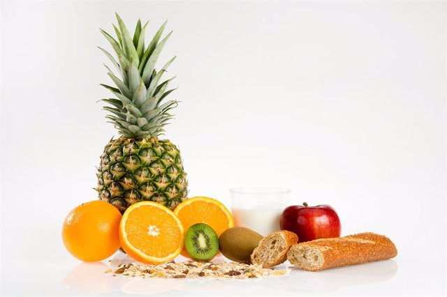 Archivo - desayuno, sano, saludable, comida, fruta, pan, integral, fibra, bodegón, tránsito intestinal