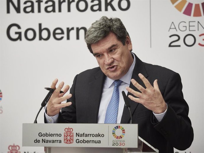 El ministro de Inclusión, Seguridad Social y Migraciones, José Luis Escrivá, en una rueda de prensa después de su reunión con la presidenta de Navarra, en el Palacio de Navarra, a 4 de febrero de 2022, en Pamplona, Navarra (España). 