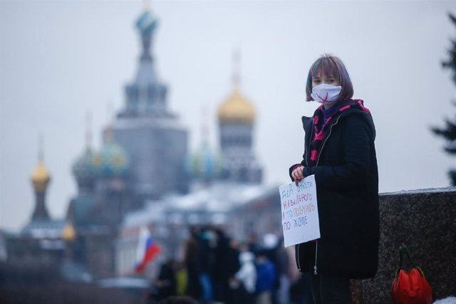 Archivo - 23 January 2021, Russia, Saint Petersburg: A protester wearing a face mask holds a placard during a demonstration against the detention of the Russian opposition leader Alexei Navalny who was arrested on his return to Russia from Germany.