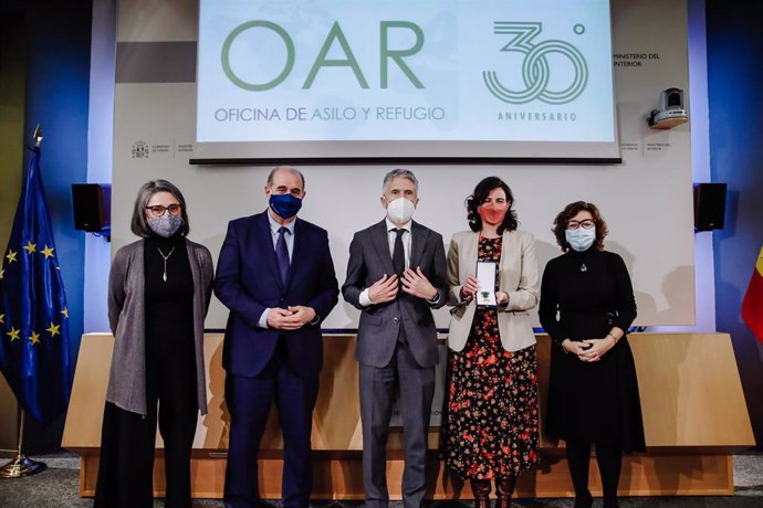 El ministro de Interior, Fernando Grande-Marlaska en el acto de entrega de la Cruz al Mérito policial con distintivo blanco a la Oficina de Asilo y Refugio (OAR)