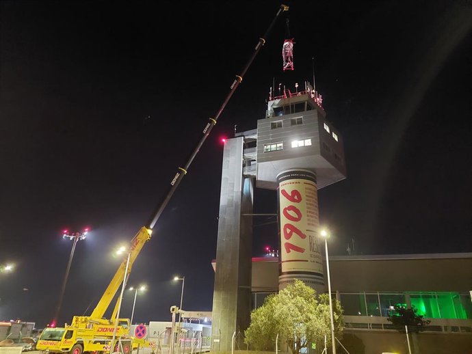 Aena instala el soporte para las cámaras que darán servicio a la nueva torre de control remota de Vigo.