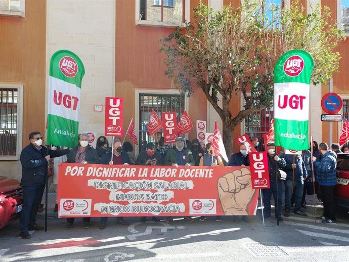 UGT protesta en todas las provincias por la "dignificación" salarial de docentes y la "disminución" de carga burocrática