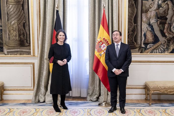 La ministra federal de Asuntos Exteriores de Alemania, Annalena Baerbock, y el ministro de Asuntos Exteriores, Unión Europea y Cooperación, José Manuel Albares, posan en el Palacio de Viena, a 15 de febrero de 2022, en Madrid (España). Esta es la primer
