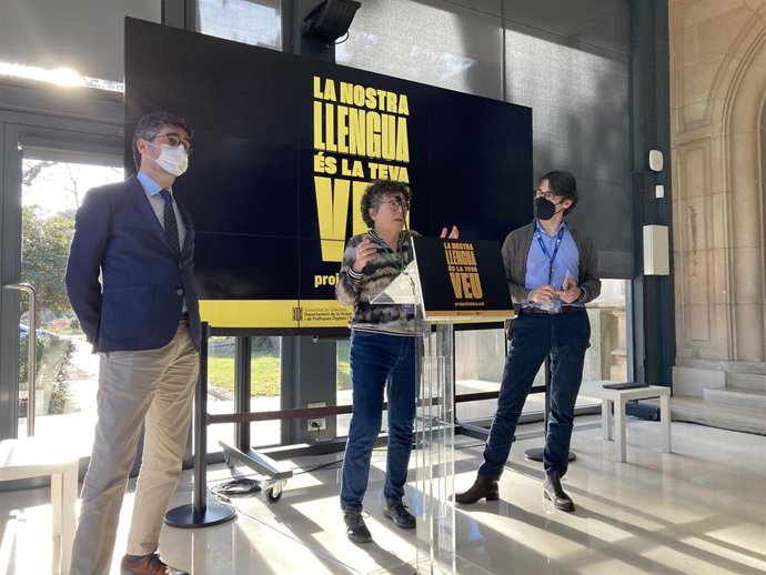 El vicepresidente y conseller de Políticas Digitales y Territorio, Jordi Puigneró, junto al director del Barcelona Supercomputing Center (BSC), Josep Maria Martorell, y la responsable de la Unidad de Minería de Textos del BSC, Marta Villegas.