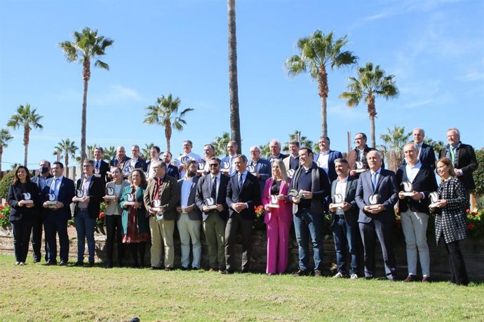El consejero de Presidencia, Turismo, Cultura y Deportes, Marcos Ortuño, y el director general del Itrem, Juan Francisco Martínez, junto a los representantes de empresas y profesionales que colaboraron con la celebración de la Capital Española de la Gas