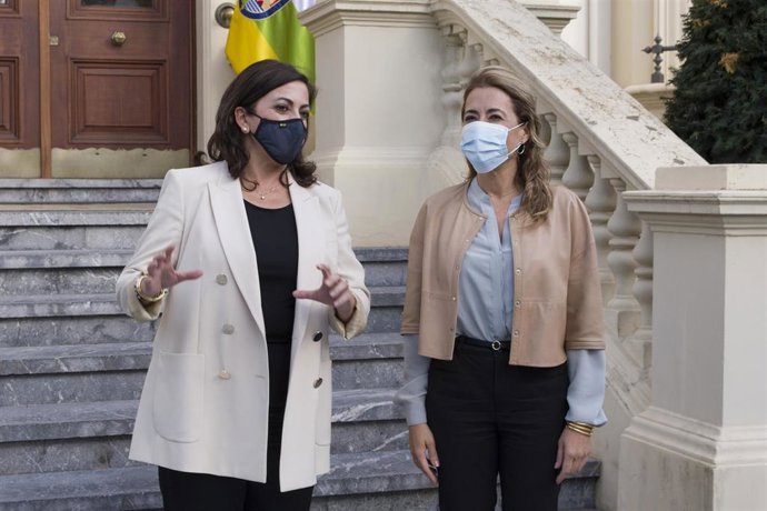 Archivo - La presidenta de La Rioja, Concha Andreu (i) y la ministra de Transportes, Movilidad y Agenda Urbana, Raquel Sánchez (d), a su llegada a la sede del Gobierno Regional para su reunión, a 29 de septiembre de 2021, en Logroño, La Rioja (España)