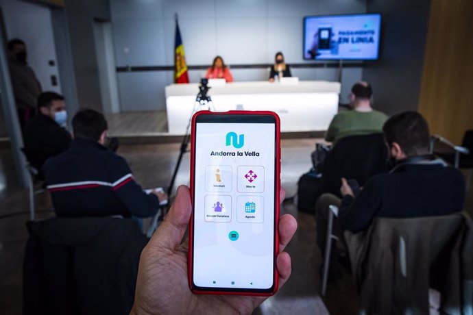 La nova aplicació d'Andorra la Vella, amb Marsol i Teixeira al fons 