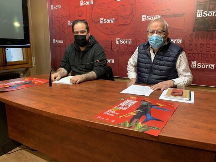 Sergio de Miguel (izda) y Jesús Bárez (dcha) detallan la programación de Carnaval en Soria.