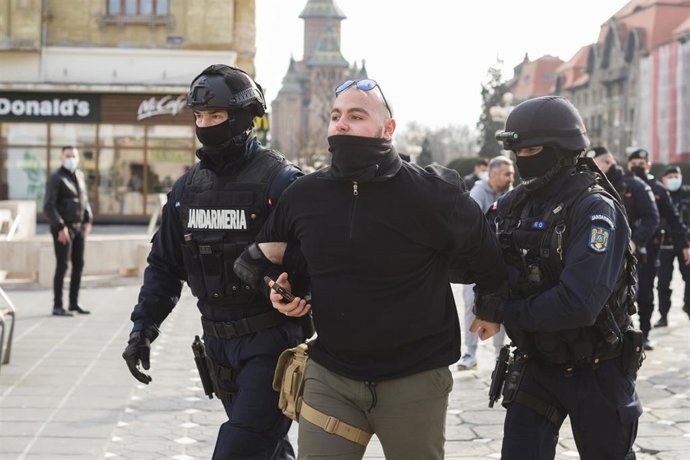 Archivo - Una protesta contra las medidas para contener la pandemia de COVID-19 en la ciudad de Timisoara, en Rumanía. 