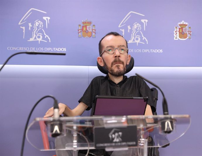El portavoz de Unidas Podemos, Pablo Echenique, a su llegada a una rueda de prensa previa a una reunión de la Junta de Portavoces, en el Congreso de los Diputados, a 15 de febrero de 2022, en Madrid (España).
