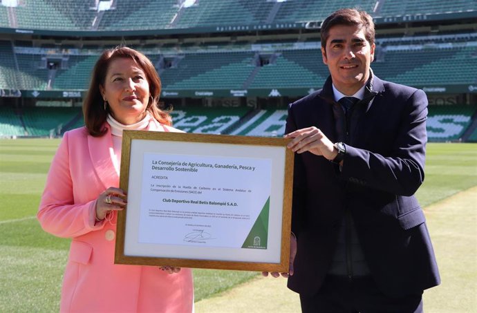 De izquierda a derecha, la consejera de Agricultura, Carmen Crespo, y el presidente del Betis, Ángel Haro.