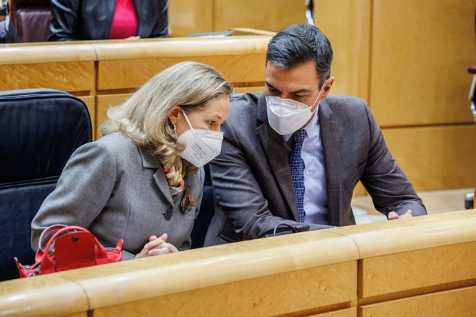 La vicepresidenta primera del Gobierno y ministra de Asuntos Económicos y Transformación Digital, Nadia Calviño y el presidente del Gobierno, Pedro Sánchez, en un pleno en el Senado, a 15 de febrero de 2022, en Madrid (España). El presidente del Gobiern