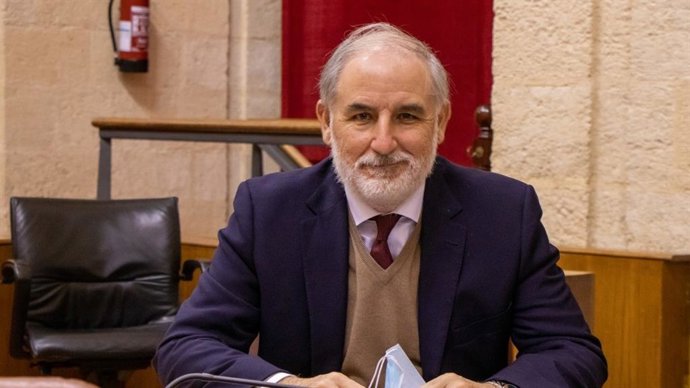 El presidente del Grupo Vox en el Parlamento, Macario Valpuesta