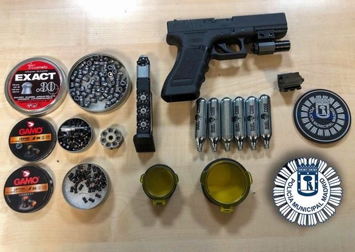 Requisan una pistola y varias cajas de perdigones en un vehículo que se dirigía a Plaza de Castilla
