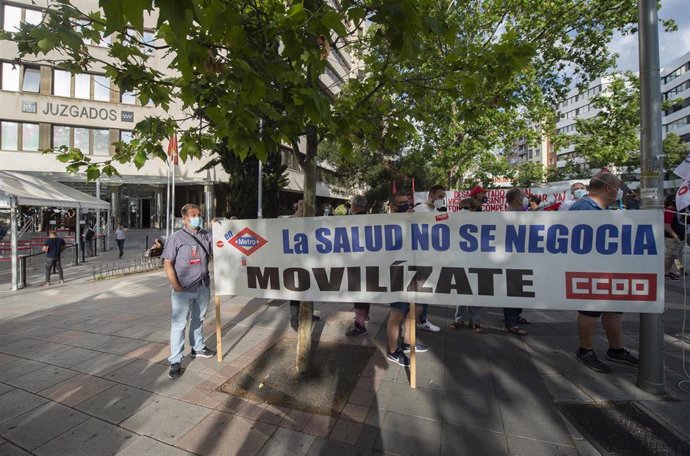 Archivo - Imagen de archivo de una concentración por los trabajadores fallecidos por el amianto en Metro de Madrid.