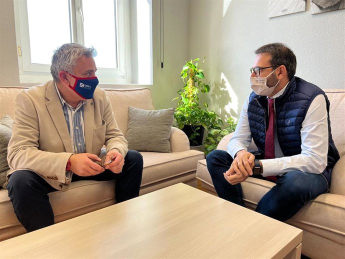 El secretario de Organización del PSOE de C-LM, Sergio Gutiérrez, reunido con el responsable de UPTA en la región, César García