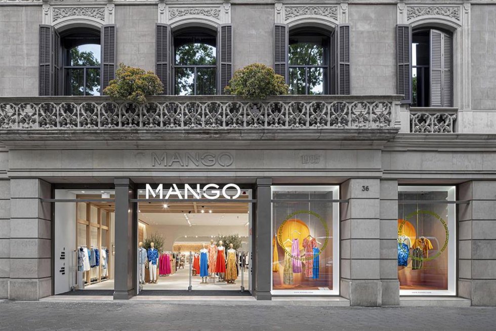 Archivo - Tienda de Mango en Barcelona.