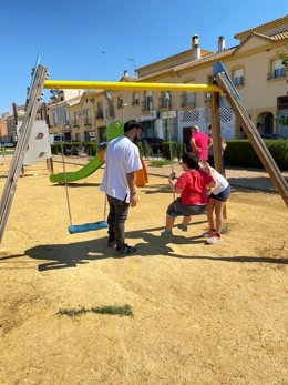 Consulta a un niño en exteriores.