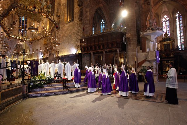 Entrada de arzobispos y cardenales a la misa funeral al obispo auxiliar de Barcelona, Antoni Vadell, en Palma de Mallorca