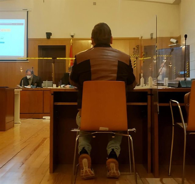 El acusado de robar en casa de su jefa y amiga, de espaldas durante el juicio celebrado en la Audiencia de Valladolid.
