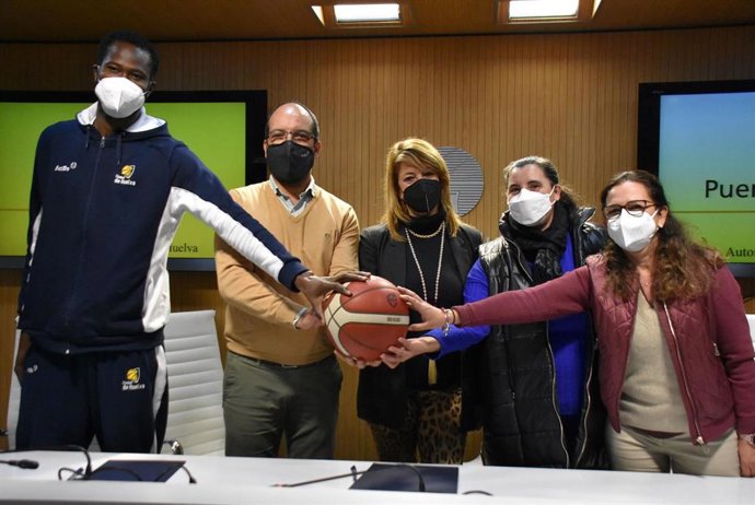 El Puerto de Huelva y el CDB Huelva la Luz han firmado un convenio para la puesta en marcha de la Escuela de Baloncesto para personas con discapacidad que desarrollará el Ciudad de Huelva junto a Aspapronias.