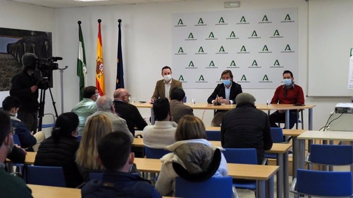 El delegado de la Junta en Córdoba, Antonio Repullo (centro), y el delegado territorial de Agricultura, Ganadería y Pesca, Juan Ramón Pérez (izda.), en el encuentro celebrado en Montilla.