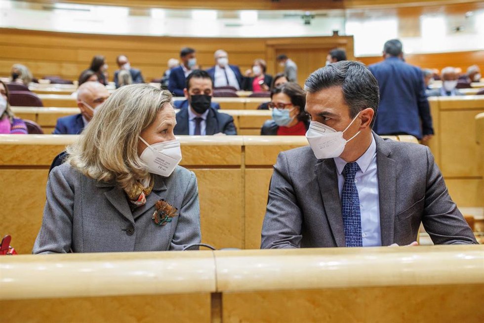 La vicepresidenta primera del Gobierno y ministra de Asuntos Económicos y Transformación Digital, Nadia Calviño y el presidente del Gobierno, Pedro Sánchez, en un pleno en el Senado, a 15 de febrero de 2022, en Madrid (España).