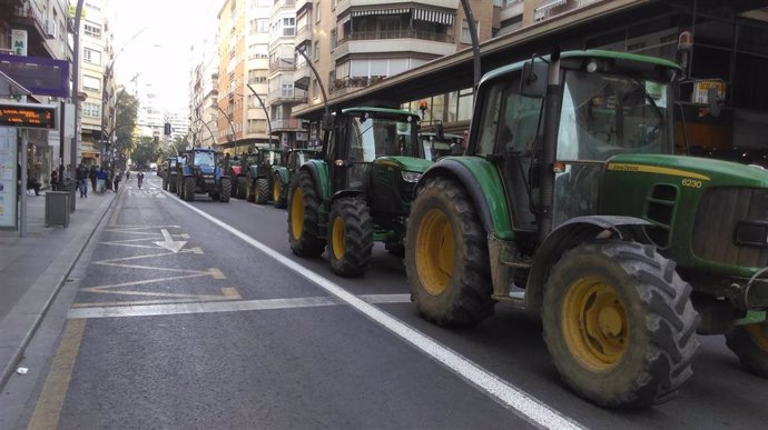 Archivo - Protesta de los agricultores en 2017, tractores ocupan la avenida de la Constitución de Murcia