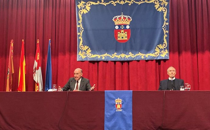 El exportavoz de CIU en el Congreso Miquel Roca y el expresidente del Senado Juan José Laborda.