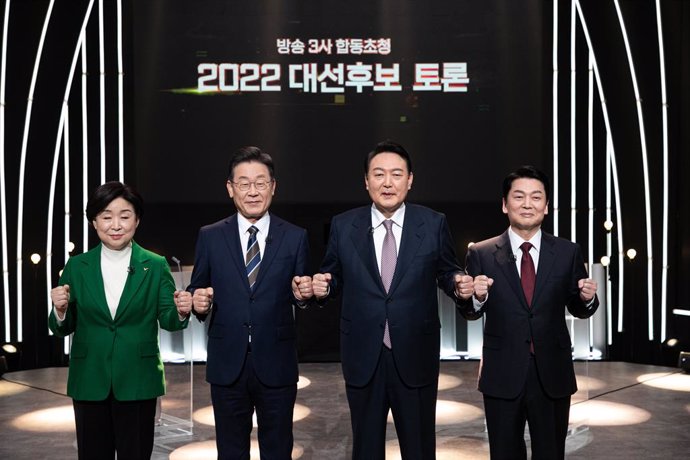 Los principales candidatos de las presidenciales de Corea del Sur (I-D), Sim Sang Jeung, Lee Jae Myung, Yoon Suk Yeol, y Ahn Cheol Soo.