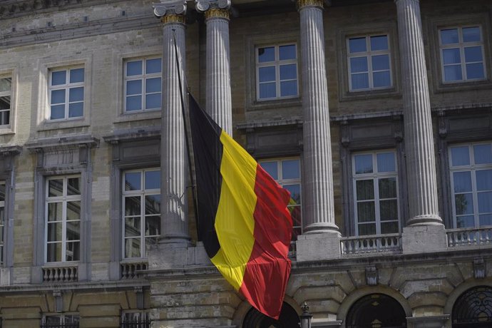 Archivo - 20 July 2021, Belgium, Brussels: A general view of the flag of Belgium flying at half mast to mark the national day of mourning for the victims of the severe floods that engulfed parts of Belgium. Photo: Laurie Dieffembacq/BELGA/dpa