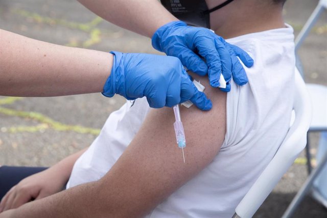 Un niño es vacunado en el CEIP Tíncer de Santa Cruz de Tenerife, a 4 de febrero de 2022, en Santa Cruz de Tenerife, Tenerife, Islas Canarias (España). 