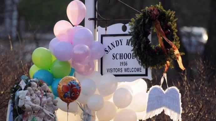 Altar improvisado en honor a las víctimas del tiroteo masivo en la escuela Sandy Hook.
