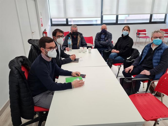 El conseller de Modelo Económico, Turismo y Trabajo, Iago Negueruela, durante la reunión con la Federación Hotelera de las Pitiusas.