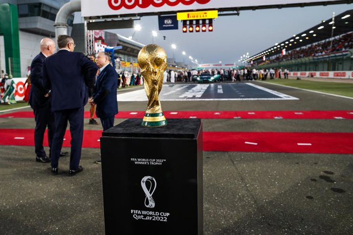Archivo - The Football World Cup trophy on the starting grid during the Formula 1 Ooredoo Qatar Grand Prix 2021, 20th round of the 2021 FIA Formula One World Championship from November 19 to 21, 2021 on the Losail International Circuit, in Lusail, Qatar