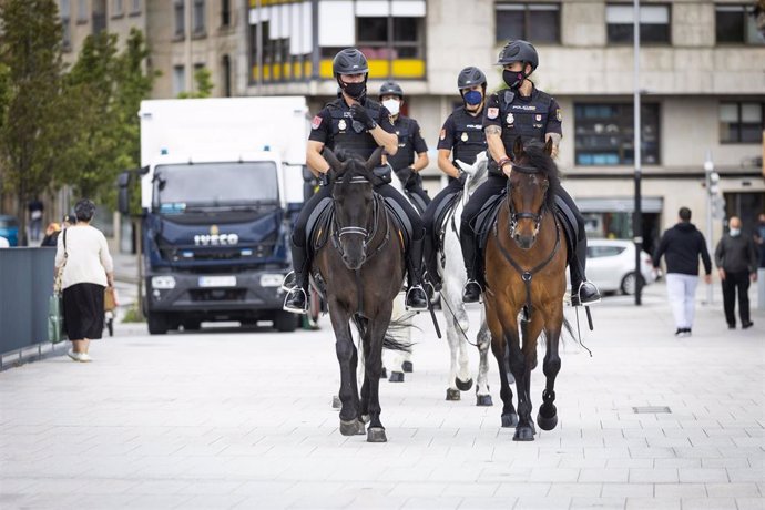 Archivo - Agentes de Policía Nacional montan a caballo 