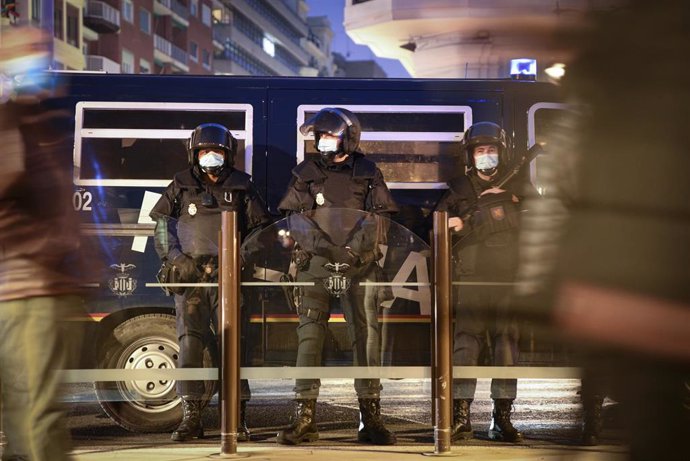 Archivo - Varios agentes de la Policía Nacional en un dispositivo en Madrid, en febrero de 2021