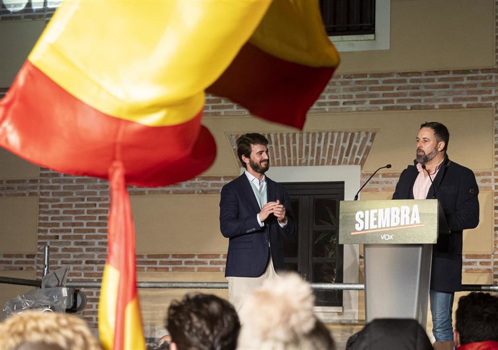 El presidente de Vox, Santiago Abascal, habla en presencia de su candidato a la Junta de Castilla y León, Juan García-Gallardo