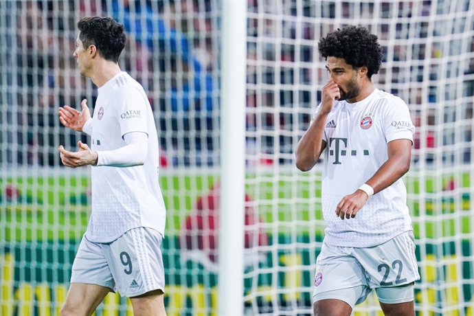 Archivo - 18 December 2019, Freiburg im Breisgau: Munich's Serge Gnabry (R) and Robert Lewandowski look dejected during the German Bundesliga soccer match between SC Freiburg and FC Bayern Munich at the Black Forest Stadium. Photo: Uwe Anspach/dpa - WIC