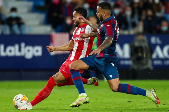 Archivo - Matheus Cunha of Atletico de Madrid and Ruben Vezo of Levante UD in action during the Santander League match between Levante UD and Atletico de Madrid at the Ciutat de Valencia Stadium on October 28, 2021, in Valencia, Spain.