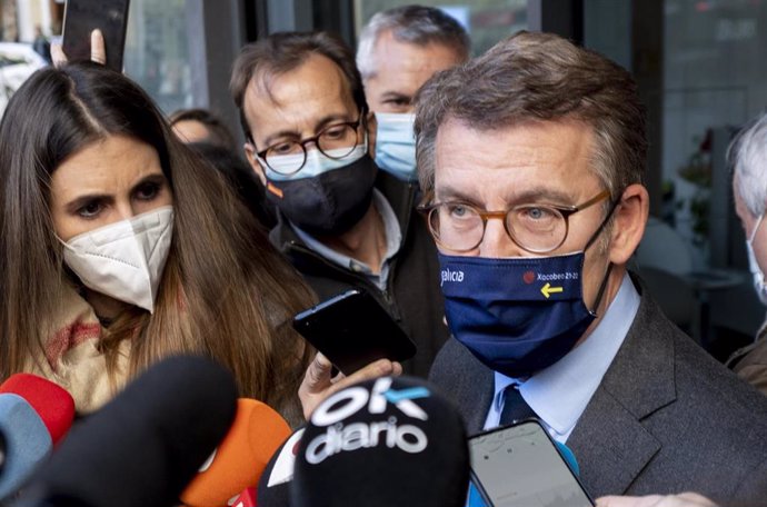El presidente de la Xunta de Galicia, Alberto Núñez Feijoo, ofrece declaraciones a los medios a su llegada a la sede del partido en la calle Génova, para asistir a la reunión del Comité Ejecutivo Nacional del Partido Popular.
