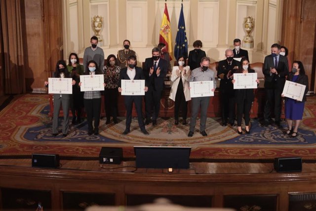 Acto entrega de medallas a trabajadores que colaboraron en la acogida de familias afganas